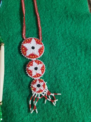 Gourd-stitch necklace with three graduated star rosettes, plate 116