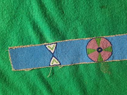 Fully beaded Plateau belt / beaded strip with rosettes and hourglass motifs, plate 49